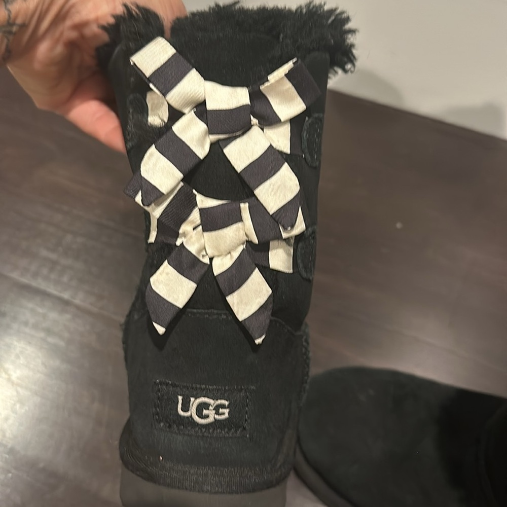 UGG BAILEY BOW II STRIPES BLACK AND WHITE SUEDE SHEEPSKIN SIZE US 3